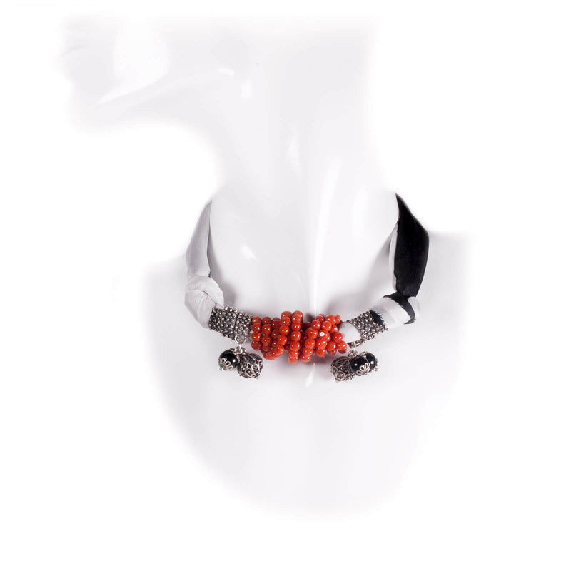 Foulard necklace in red coral with silver filigree and onyx kokku