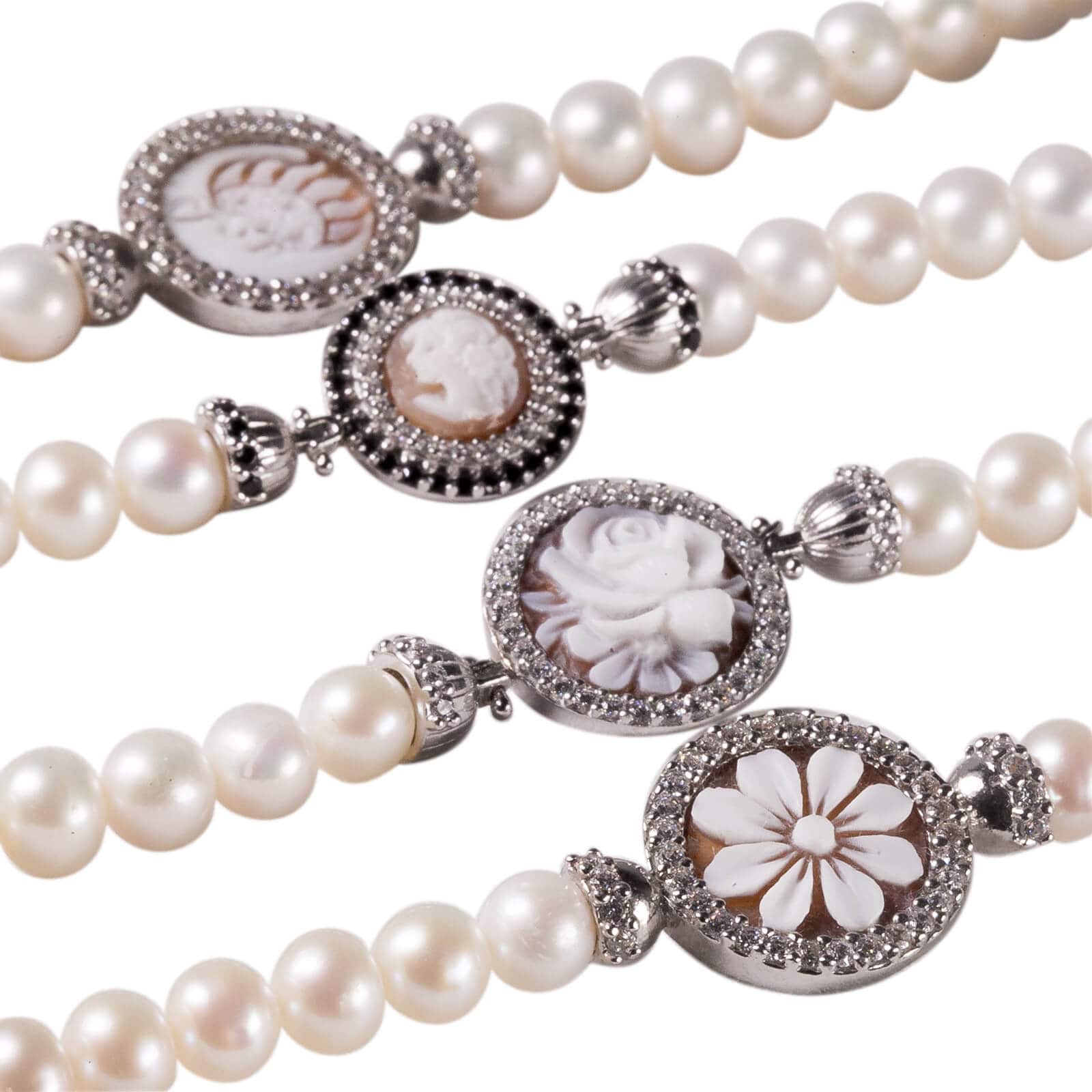 Collane di perle Sole . Collana di perle coltivate e argento 925 con sole in argento dorato Collane di perle Sole . Collana di perle coltivate e argento 925 con sole in argento dorato